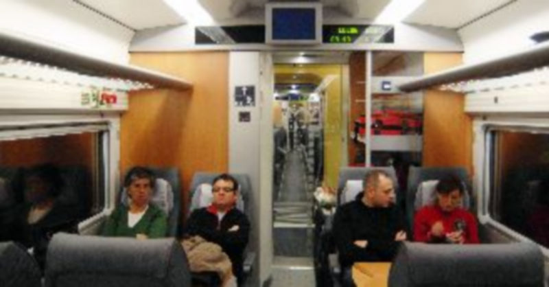 Imagen de archivo de viajeros en uno de los trenes Avant de la línea Madrid-Segovia-Valladolid. / Juan Martín