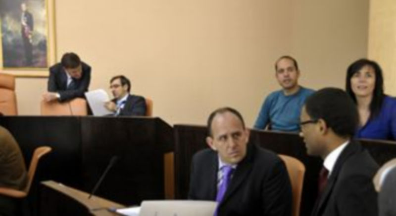 Vázquez y Sanz Merino dialogan al fondo