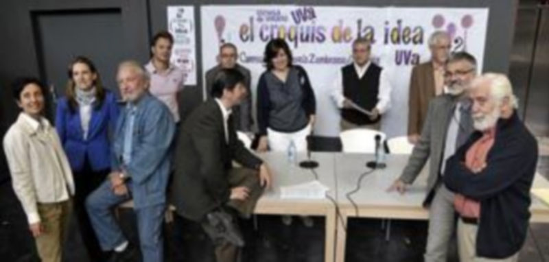 Los directores y coordinadores de los cursos de verano posaron con las autoridades del campus de Segovia. / Juan Martin