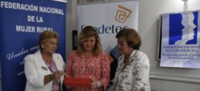 Juana Borrego y Elena García Gil flanquean a May Escobar que observa una aplicación en una tablet. / Juan Martín