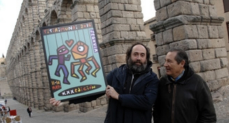Mikel Urmeneta muestra el cartel de la 30 edición de Titirimundi junto al director del festival