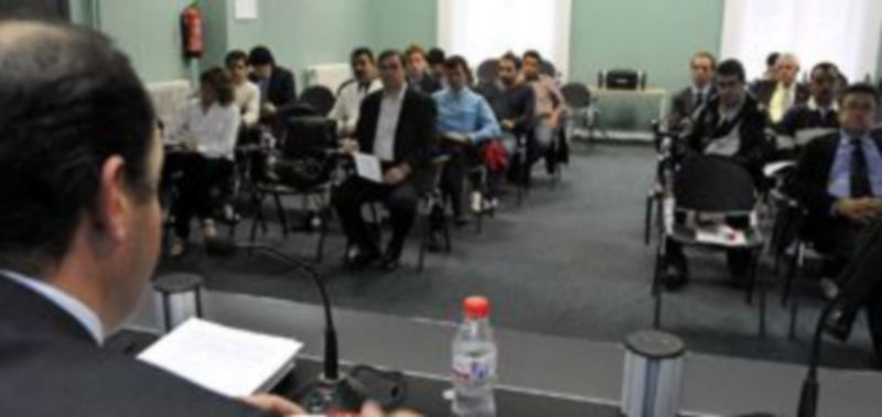 Cándido López se dirige a la asamblea de la AIHS ayer por la tarde en el salón de actos de la Federación Empresarial Segoviana (FES). / JUAN MARTÍN