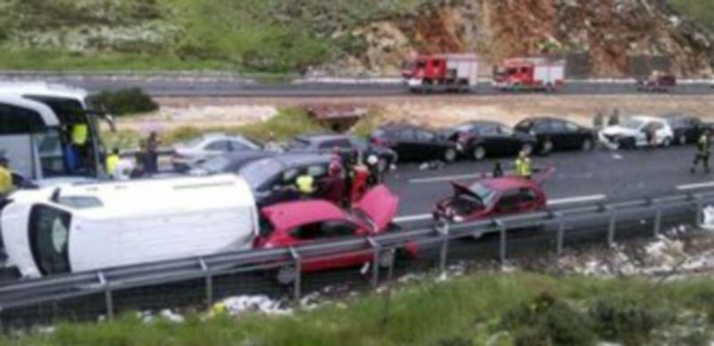 Imagen de parte de los vehículos implicados en la colisión múltiple que se registró ayer en Honrubia de la Cuesta. / EFE