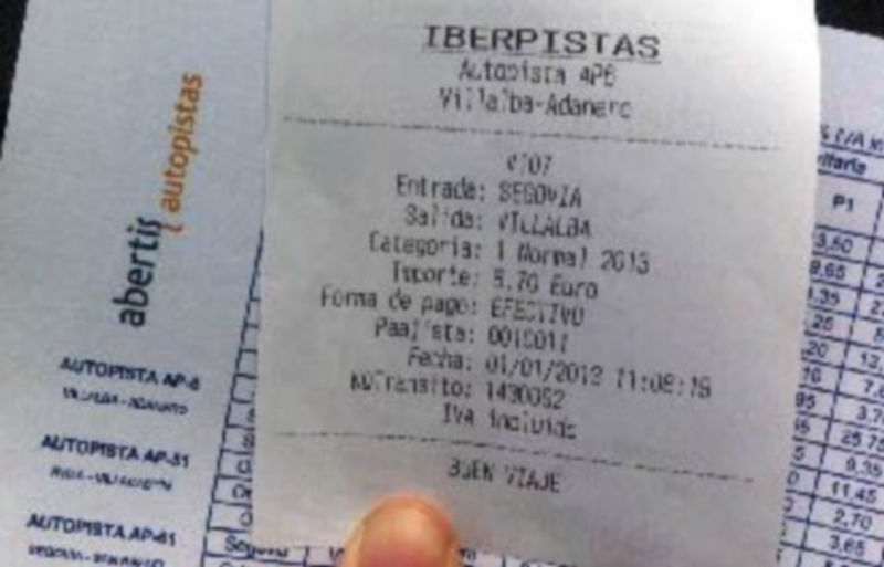 Un usuario muestra un recibo con el coste del trayecto Segovia-Villalba por autopista