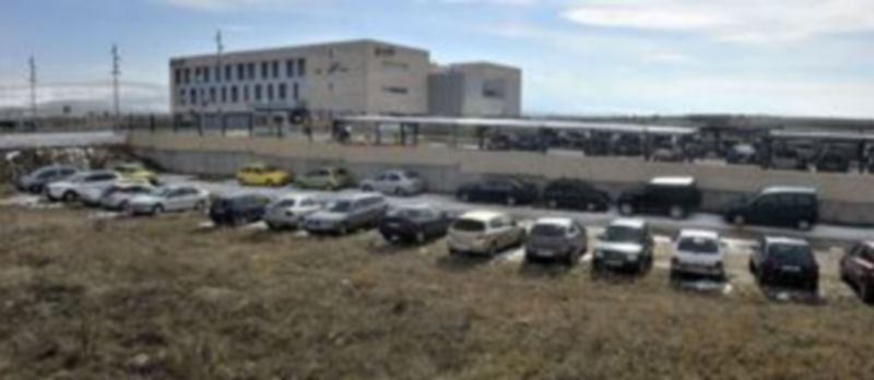 Algunos vehículos continúan aparcando en terrenos cercanos a la estación Segovia-Guiomar. / kamarero