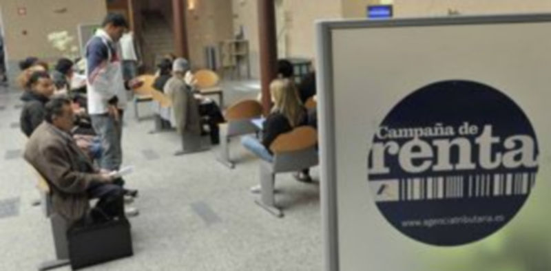 Imagen de archivo de varios ciudadanos esperando su turno para hacer la declaración de la renta en la oficina de Segovia. /Kamarero.