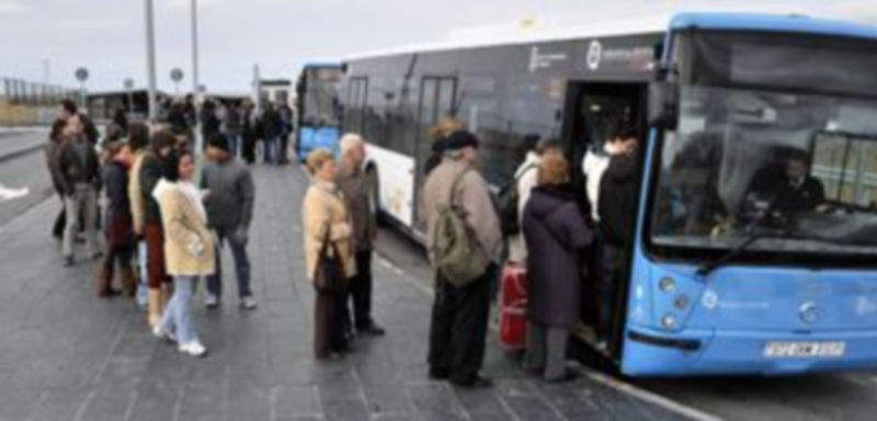 Un grupo de viajeros se dispone a subir a los autobuses de las líneas 11 y 12