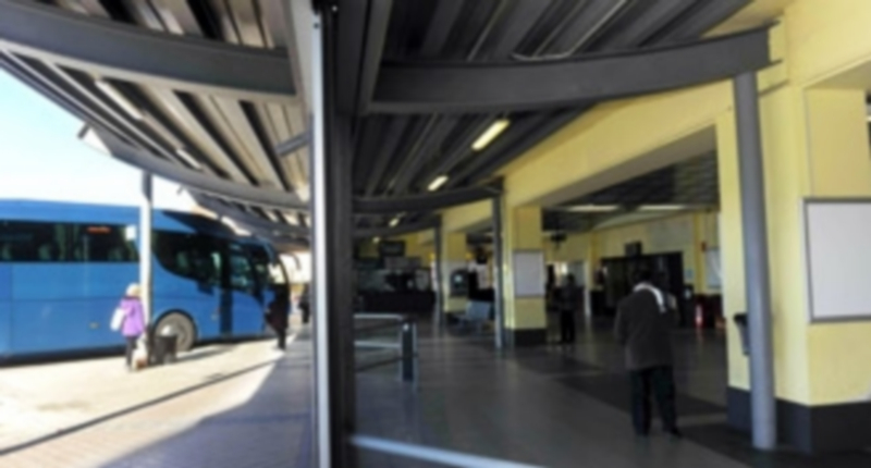 Marquesina de la estación de autobuses que será retirada durante los próximos dos meses. / Kamarero