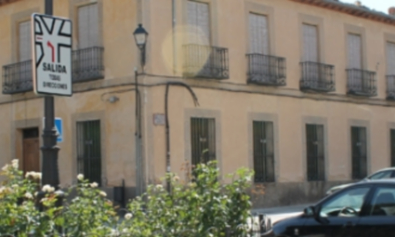 Una nueva señal orienta a los conductores sobre la calle que deben tomar para poder salir del barrio. / M.Galindo