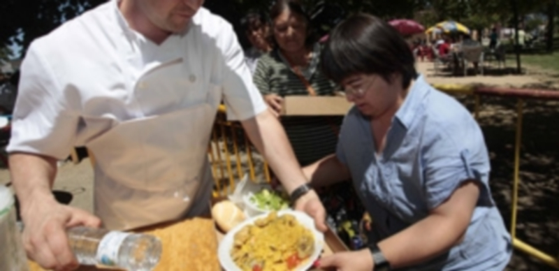 Un momento de la tradicional ‘paellada’ de la asociación celebrada el pasado verano. / LARA MAZAGATOS