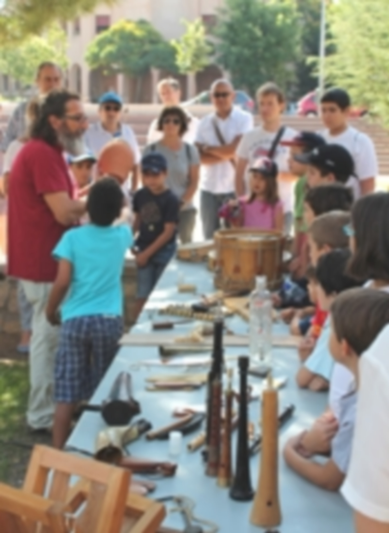 Zamarrón enseñó a los niños asistentes al taller cómo obtener buenos sonidos de una pandereta. / Fran Muñoz