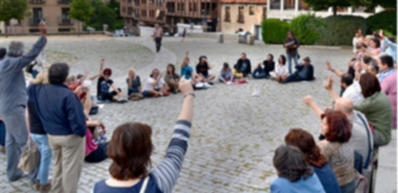 Momento de la Asamblea Ciudana celebrada en las inmediaciones del atrio de la Iglesia de San Millán/ Borja Martín