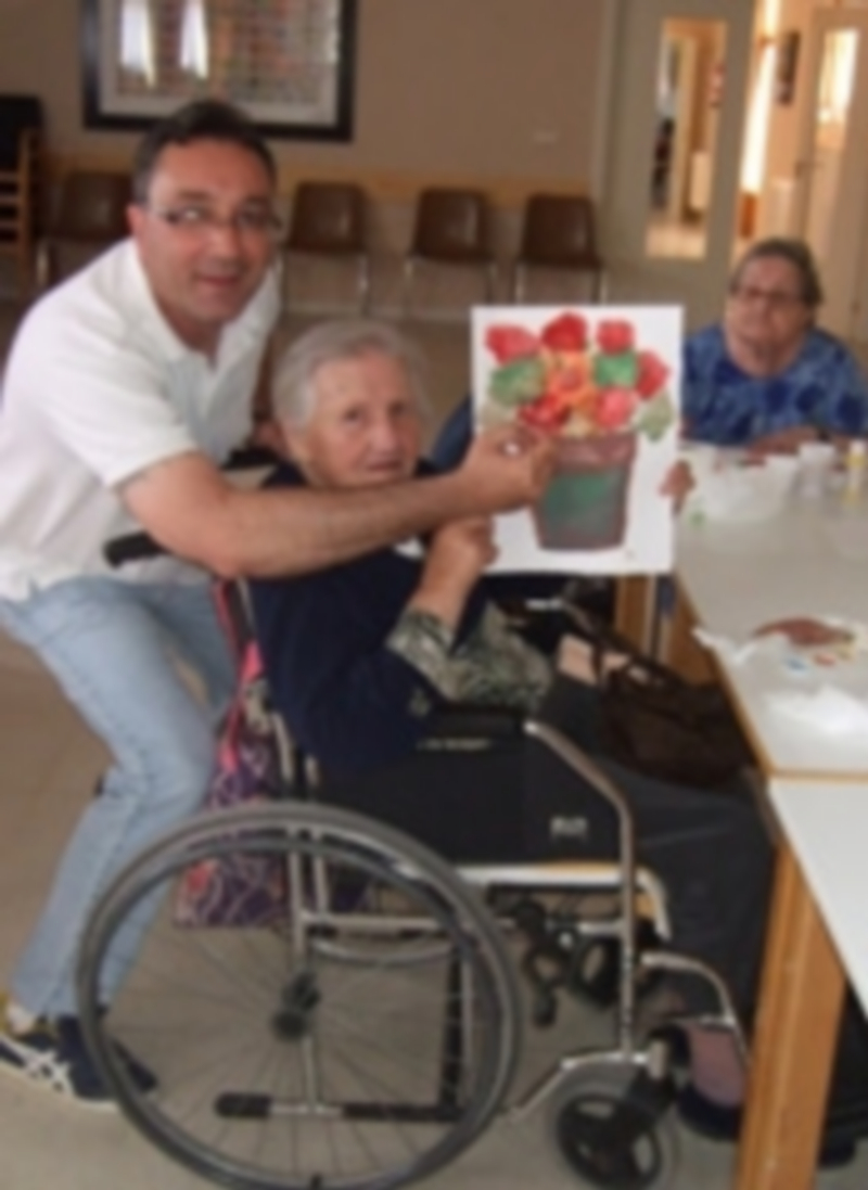 Residentes de ‘La Alameda’ realizan un taller de pintura 1 Una muestra del taller creativo realizado en Nava. / El ADelantado