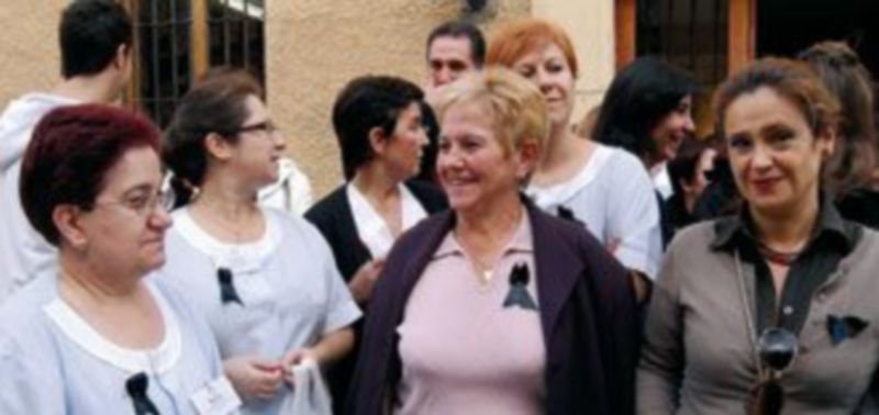 Un grupo de trabajadoras a las puertas del hospital mostrando los lazos negros que simbolizan su protesta./A.B.