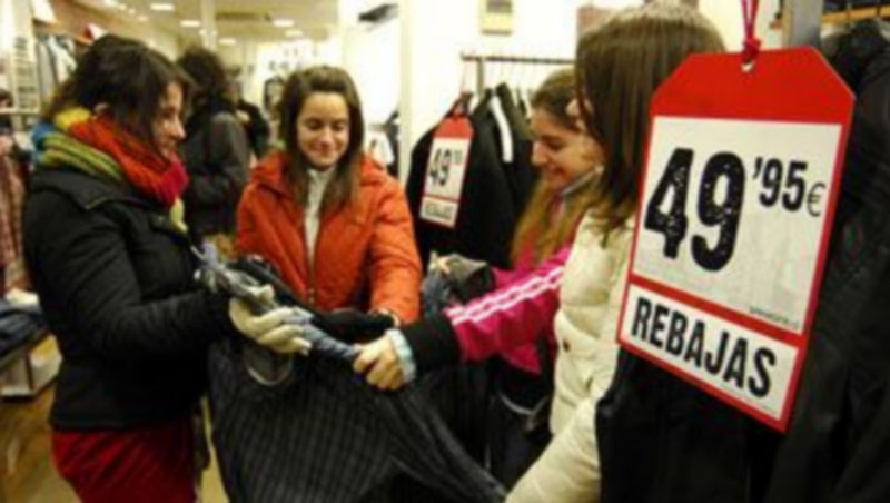 Un grupo de jóvenes observaba ayer algunas prendas en un establecimiento de la Calle Real de Segovia. / A. Benavente