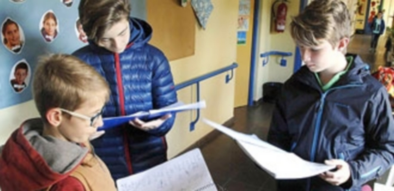 Unos alumnos de sexto de Primaria repasan sus apunten antes de una evaluación. / JUAN MARTÍN