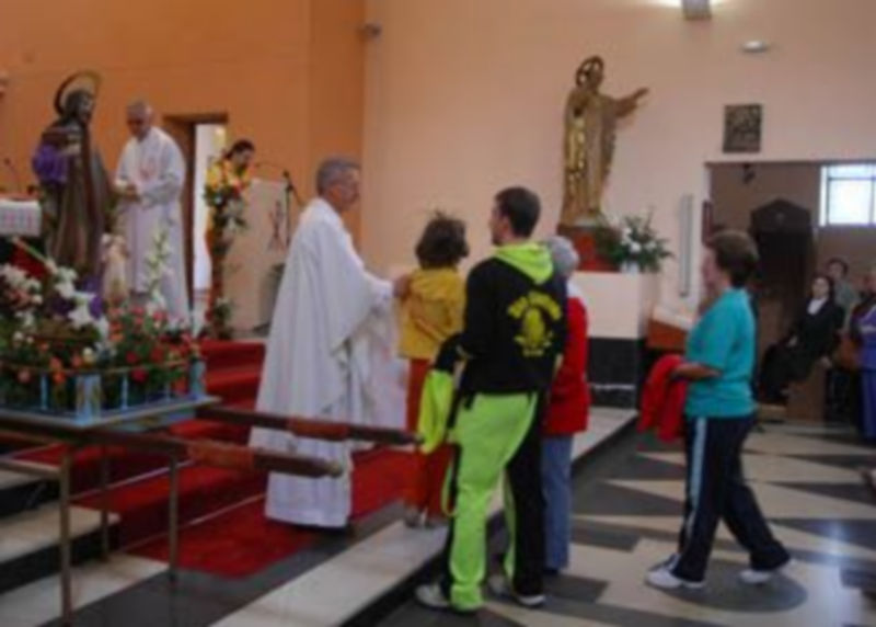 La imagen de San José presidió la misa solemne que en su honor se ofició ayer en la iglesia parroquial. / F. PEÑALOSA