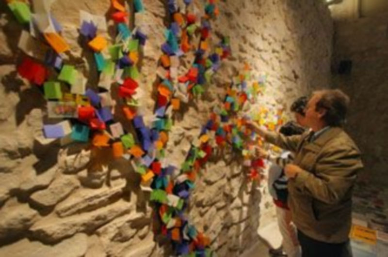 Una imagen del árbol de papel que han creado los visitantes del Museo Esteban Vicente en el auditorio