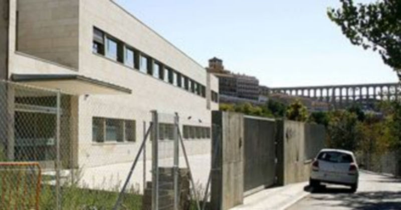 Vista parcial de la fachada posterior del edificio actual del Centro de Salud Segovia III
