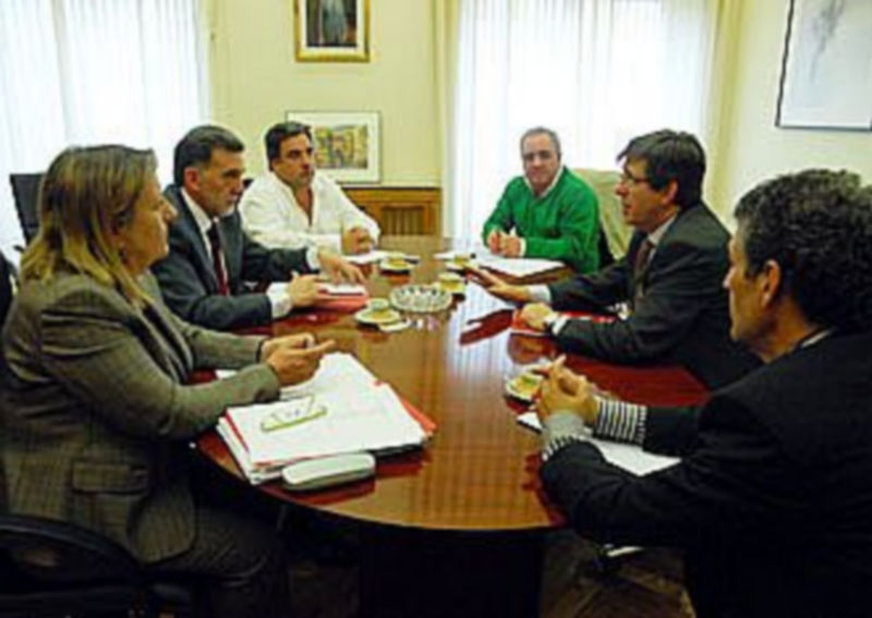 Miguel Alejo se reunió en la Subdelegación con los representantes de las instituciones sociales y económicas. / PEÑALOSA