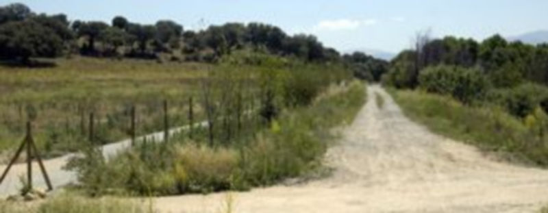 Trazado de la vía férrea (der.) por donde iba a pasar el Camino Natural del Eresma