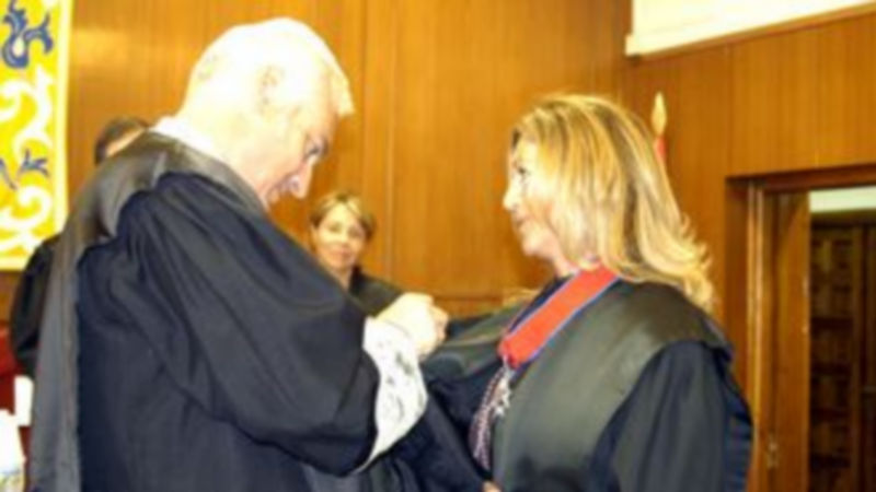 El presidente del Concejo nacional de procuradores impuso la cruz a la decana segoviana. /CRIS MURO DE ZARO