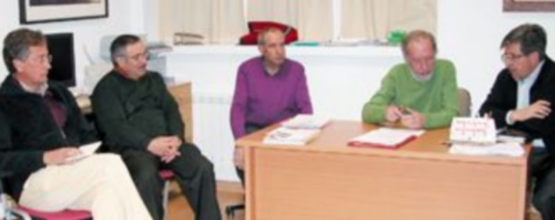 Un momento de la reunión de Postigo con los vecinos de La Albuera. / E. A.