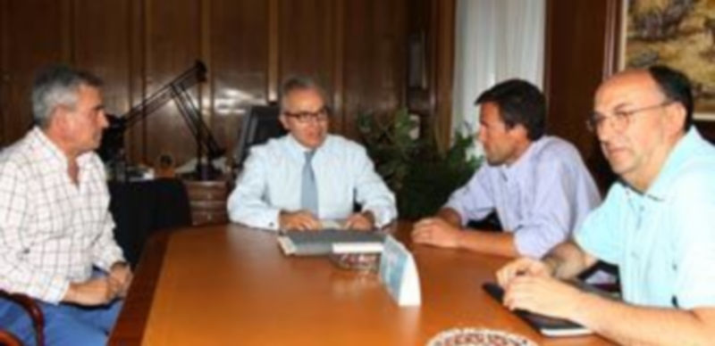 Los empresarios de la construcción fueron recibidos por el director general de Caja Segovia. / El Adelantado