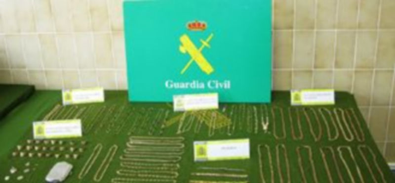 Fotos de la Guardia Civil en las que se exhiben algunas de las piezas recuperadas en la operación. / El Adelantado