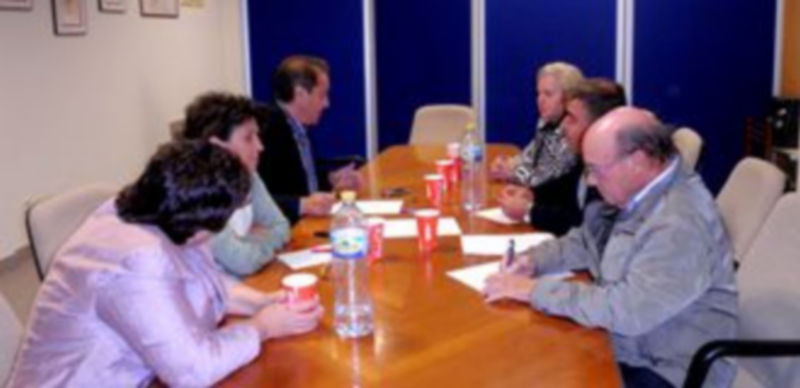 Un momento de la reunión de los candidatos socialistas con los representantes de la Federación de Vecinos. / El Adelantado