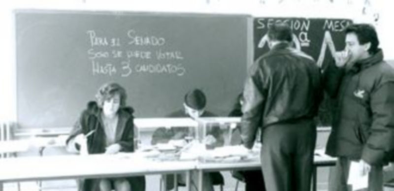 En los años noventa del siglo pasado todavía muchos electores desconocían el funcionamiento de las votaciones. / El Adelantado.