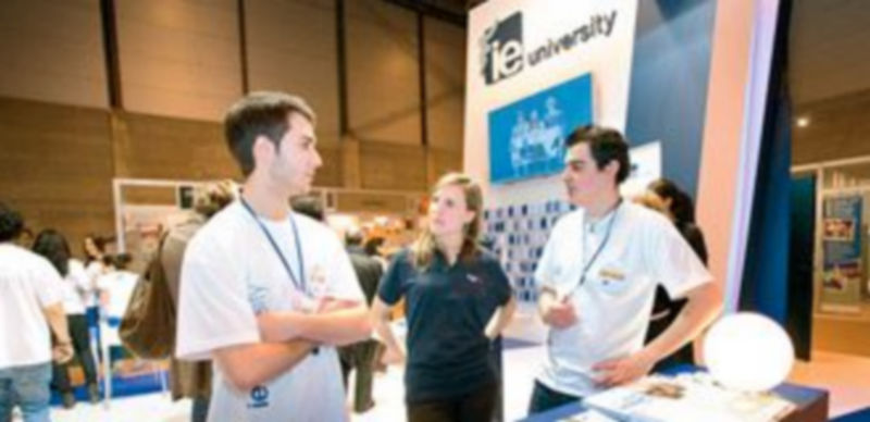 El stand del campus privado con sede en Segovia ofrece toda la información sobre la oferta académica. / El Adelantado.