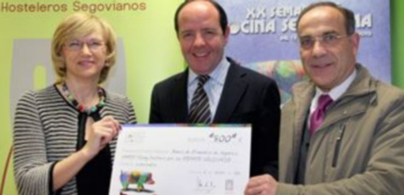 Nélida Cano y Rufo Sanz (dch.) posan durante el acto de entrega del cheque junto a Cándido López