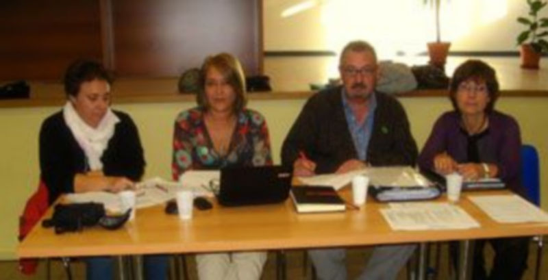 En el extremo izquierdo de la imagen aparecen Mar Plaza Sáez y Ana Aragoneses durante la asamblea. / El Adelantado