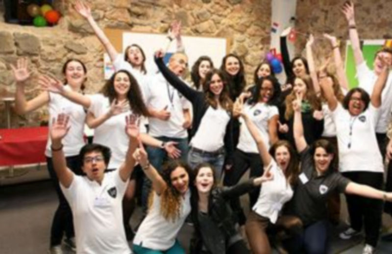 Un grupo de alumnos saluda a la cámara durante su visita al campus de IE Universidad. / El Adelantado