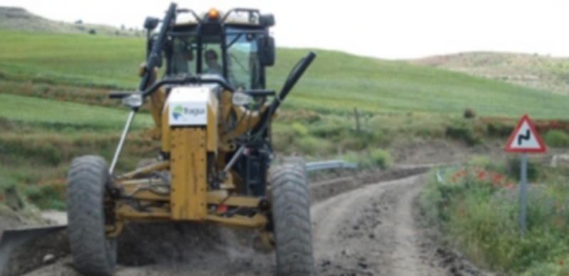 Una máquina realiza los trabajos de acondicionamiento en el camino de Montejo de la Vega de la Serrezuela. / El Adelantado