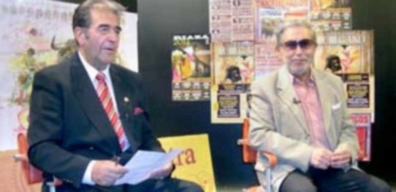 Pablo Pastor con Lope Tablada y al fondo el nuevo decorado del programa taurino “Nuestra Fiesta”. / E. A.