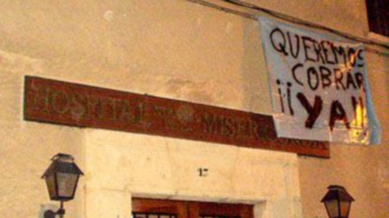 Los trabajadores colocan pancartas que poco después desaparecen./El Adelantado