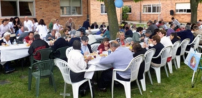 Residentes del CAMP El Sotillo comen con sus familiares para celebrar las bodas de plata del centro. / El Adelantado