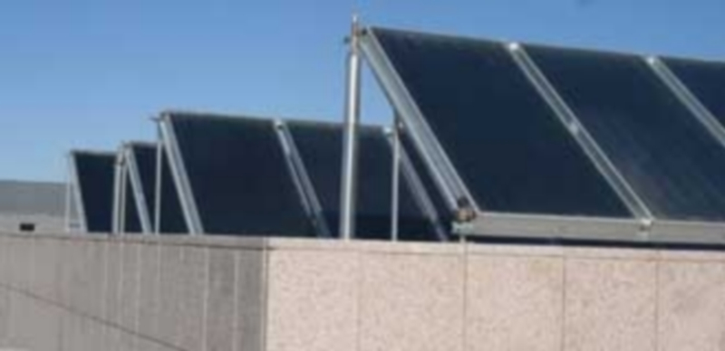 Las placas solares térmicas funcionan en el Hospital General de Segovia desde el año 2005. / Kamarero