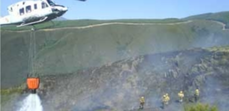 Foto de archivo de una cuadrilla retén trabajando en un incendio forestal. / El Adelantado