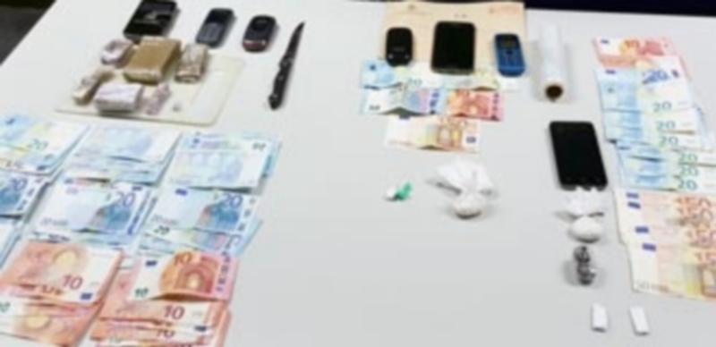 La droga y los efectos encontrados en los domicilios de los tres detenidos. / El Adelantado