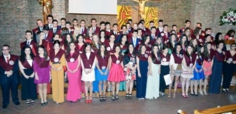 Los setenta jóvenes que el pasado miércoles se graduaron tras finalizar sus estudios en el Colegio Claret de Segovia. / El Adelantado