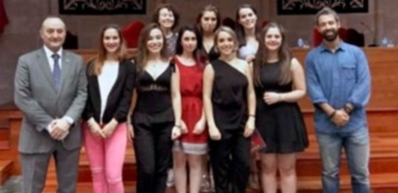 El rector de la UVa posa con las alumnas y profesor del Bachillerato de Excelencia del IES María Moliner./ E.A.