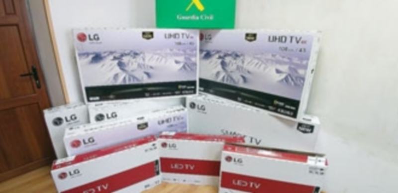 Los televisores incautados en la operación.