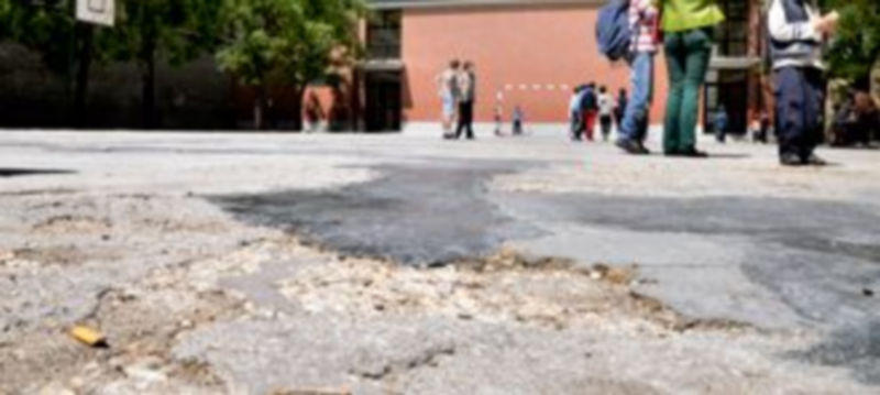 Desperfectos que presenta el suelo del patio del colegio Diego de Colmenares donde se instalará una nueva pista. /A. B.