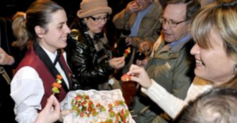 Los segovianos disfrutaron de una cuidada selección de productos gastronómicos procedentes de la tierra./ A.Benavente