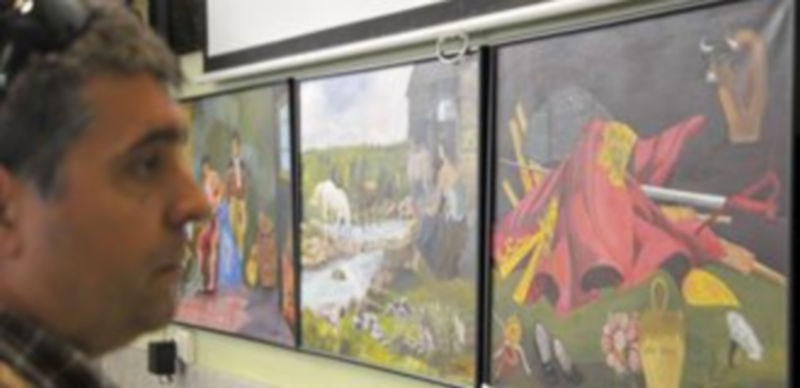 Un ciudadano observa las obras sobre motivos taurinos expuestas en el bar Niágara. / Alberto Benavente