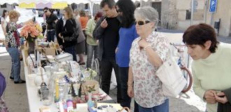 El rastrillo solidario se desarrolló durante toda la mañana de ayer en la Plaza de San Lorenzo