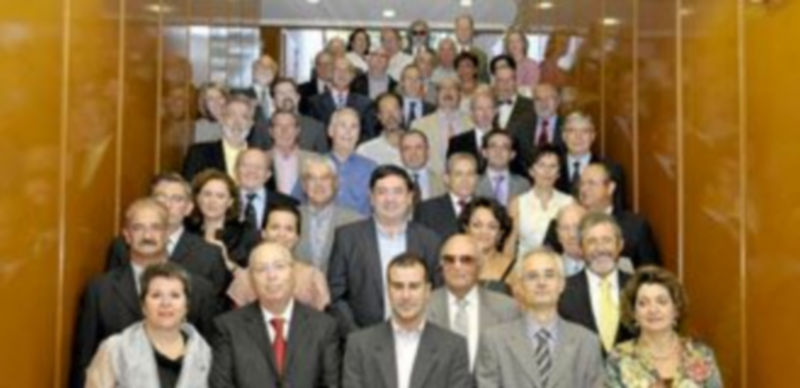 Foto de familia en la que aparecen los médicos que ayer recibieron distinciones con la directiva del Colegio. / A. Benavente